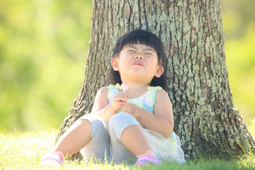 ソフトクリームを食べる女の子