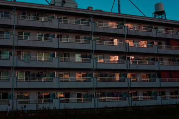 朝日のあたるアパート