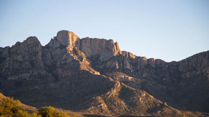 Obraz premium sunset with mountains in the background. arizona desert
