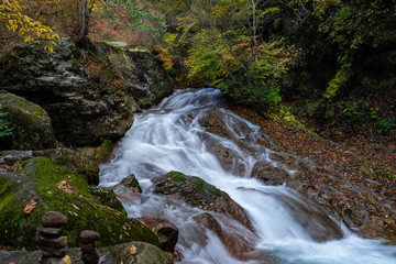 Obraz premium Waterfall in Yokoya Gorge during autumn