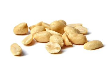Fototapeta na wymiar roasted peanuts, salted snack, isolated on white background