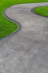 Obraz premium walk way on green grass