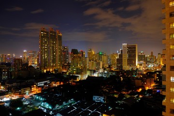 Fototapeta na wymiar バンコクの高級住宅街スクンビットソイの夜景