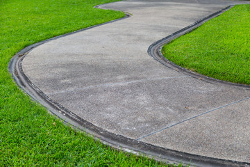 Obraz premium walk way on green grass
