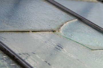 Kaputte Glasscheibe eines Treibhauses, Deutschland