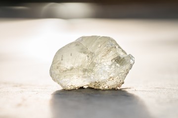 Heller durchsichtiger Glasstein im grellen Gegenlicht