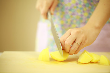 Obraz na płótnie Canvas ジャガイモを切る女性