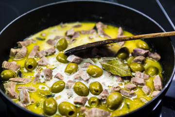 geschnetzeltes Kalbsfilet in der Pfanne mit Oliven