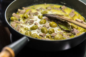 Kalbsfilet in der Pfanne mit Oliven
