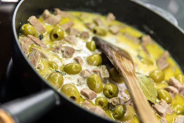 Kalbsfilet in der Pfanne mit Oliven