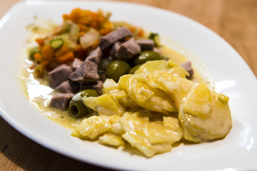 Geschnetzeltes Kalbsfilet mit Gem&uuml;se und Kartoffelgratin