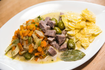 Geschnetzeltes Kalbsfilet mit Gemüse und Kartoffelgratin