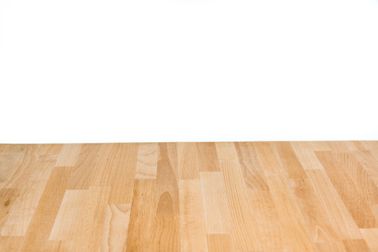 Tisch aus Holz, Textur als Hintergrund isoliert auf weiß