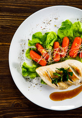 Grilled chicken fillet and vegetables