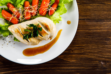 Grilled chicken fillet and vegetables