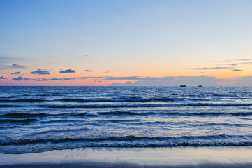 Obraz premium Beautiful sky sunset on twilight time from beach