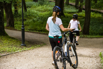 Naklejka premium Healthy lifestyle - people riding bicycles in city park