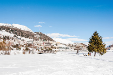 Fototapeta na wymiar St. Moritz, St. Moritzersee, Engadiner Dorf, Oberengadin, Winter, Wintersport, Alpen, Graubünden, Schweiz