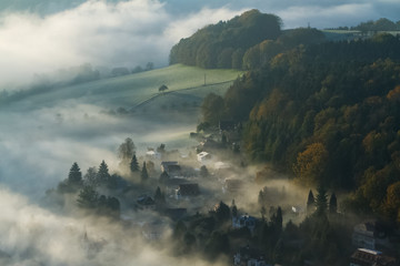 Kurort Rathen im Morgennebel, Nationalpark Saechsische Schweiz, Elbsandsteingebirge, Sachsen, Deutschland