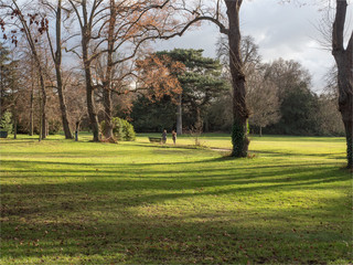 vue du parc de Bagatelles dans le Bois de Boulogne à Paris