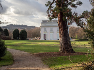 vue du château du parc de Bagatelles dans le Bois de Boulogne à Paris