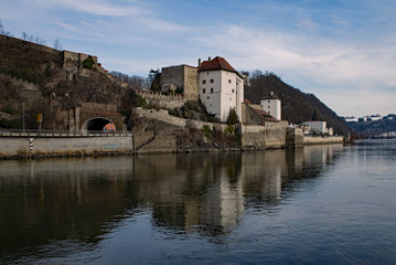 Blick über die Donau auf die Veste Niederhaus in Passau, Niederbayern, Bayern, Deutschland 