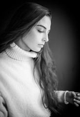 Obraz premium Close up portrait of a pretty girl in natural light in black and white