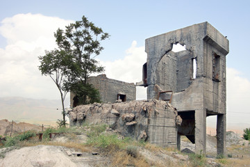 Fototapeta na wymiar ruins of old house