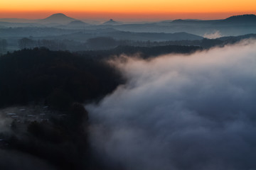 Obraz premium Blick von der Bastei bei Rathen, Sonnenaufgang im Nebel, Nationalpark Saechsische Schweiz, Elbsandsteingebirge, Sachsen, Deutschland