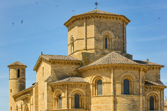 Aves sobrevolando San Mart&iacute;n de Fr&oacute;mista (Camino de Santiago), Palencia, Castilla y Le&oacute;n, Espa&ntilde;a
