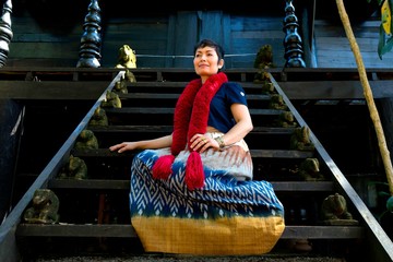 Femme sur des escaliers Black temple à Chiang raï