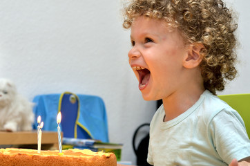Kleiner Junge feiert seine dritten Geburtstag