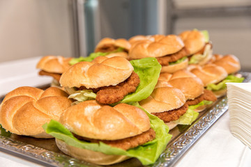 silbertablett voller knuspriger köstlicher schnitzelsemmeln