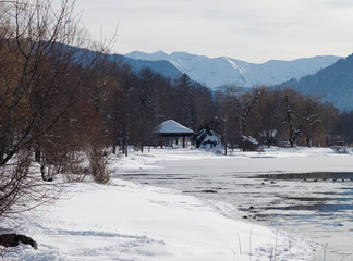 Bayerische Landschaften. Gmund am Nordufer des Tegernsees. Seepromenade. Naturpark am See entlang. Strandbad, Seeglas und Abenteuerspielplatz.