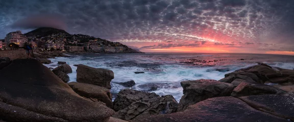Photo sur Plexiglas Montagne de la Table Wide angle view of a seascape scene in Seapoint in Cape town south africa
