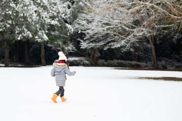 雪の積もった公園で遊ぶ女の子