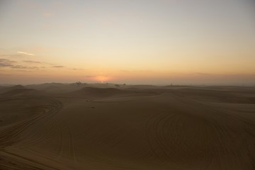 Naklejka na ściany i meble Sonnenaufgang in der Wüste