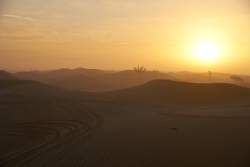Fototapeta na wymiar Wüste mit Sonnenauf bzw. Untergang