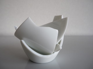 割れた白い陶器のコップ