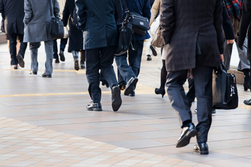 Obraz premium 冬のビジネスマンの後ろ姿の通勤風景