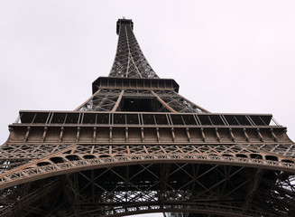 la torre eiffel vista dal basso
