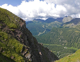 Naklejka premium bella immagine delle verdi montagne dolomitiche, in estate