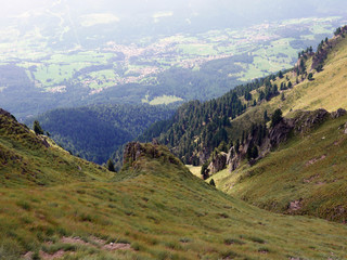 Naklejka premium bella immagine delle verdi montagne dolomitiche, in estate