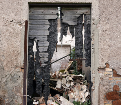 desolata immagine di materiali abbandonati che si intravedono da una porta