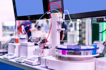 automatic flexible collecting sample machine connect with titrators & other device for analyze property solution in beaker or vials for industrial chemical medicine & food and beverage cosmetics etc.