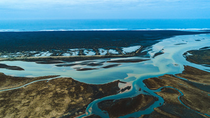 Abstrakter Flusslauf in Island aus der Luft © Christian Schwier