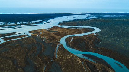 Abstrakter Flusslauf in Island aus der Luft