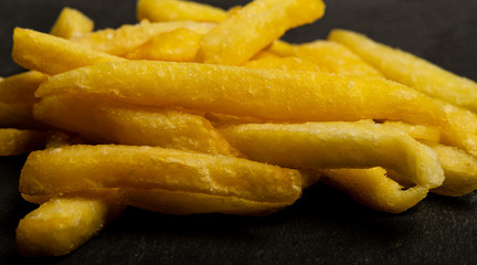 Patatine fritte su sfondo nero