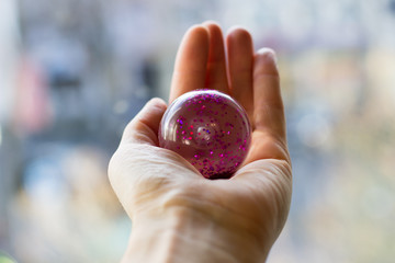 kugel mit Glitter in der Hand