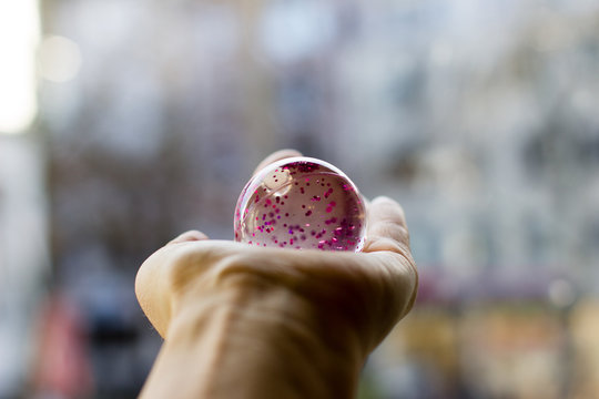 Flummi mit pinkem Glitter in den H&auml;nden